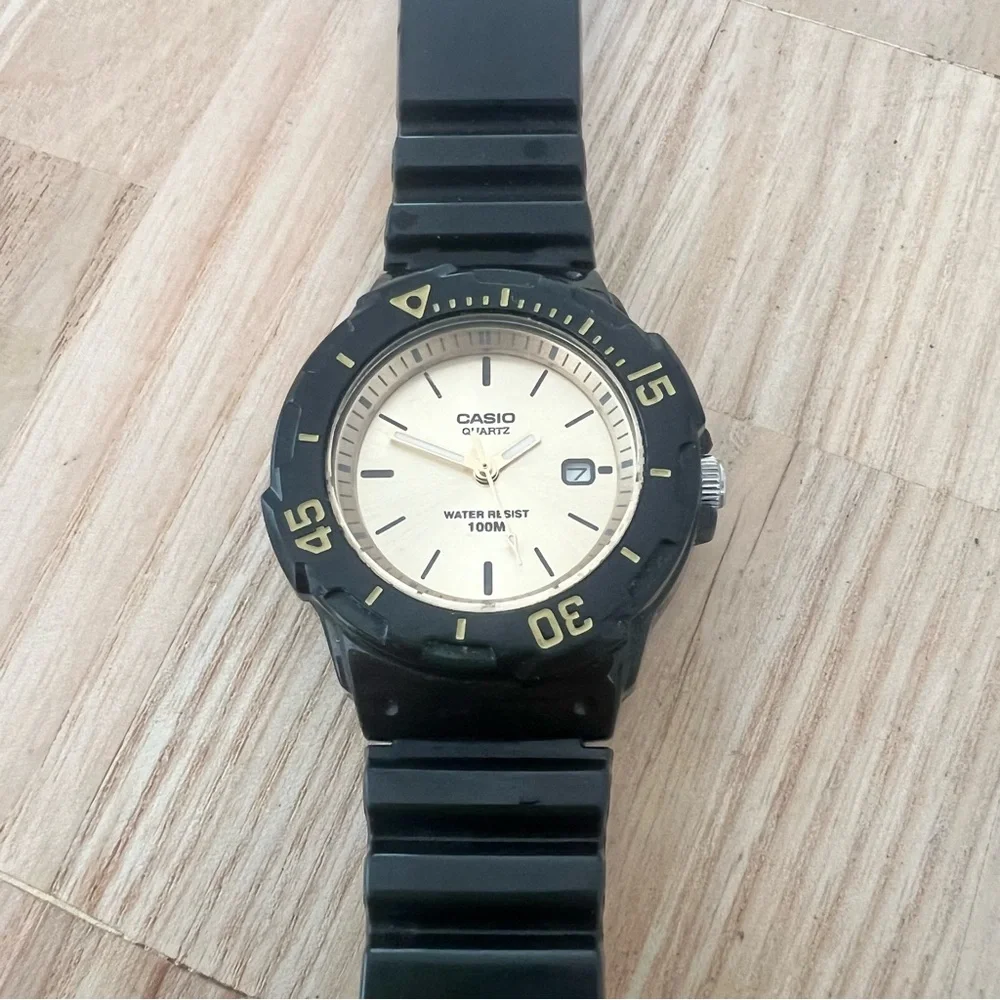 Casio ladies black and gold tone sporty watch NEW BATTERY